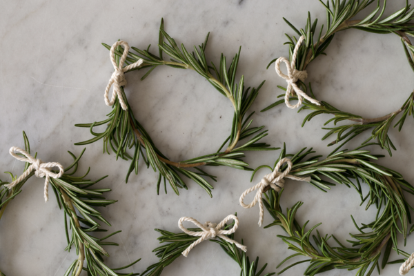 Low waste / plastic free Christmas decorating: Rosemary wreath